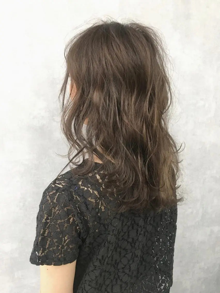 ミディアム カラー ベージュカラー レイヤーカット BLend 渋谷のヘアスタイル