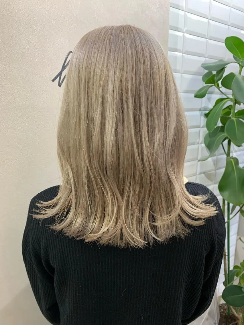 セミロング カラー ベージュカラー ブリーチ ブロンド ブロンドベージュ カット ヘアカラー トリートメント hubhair レイヤー/透明感のヘアスタイル