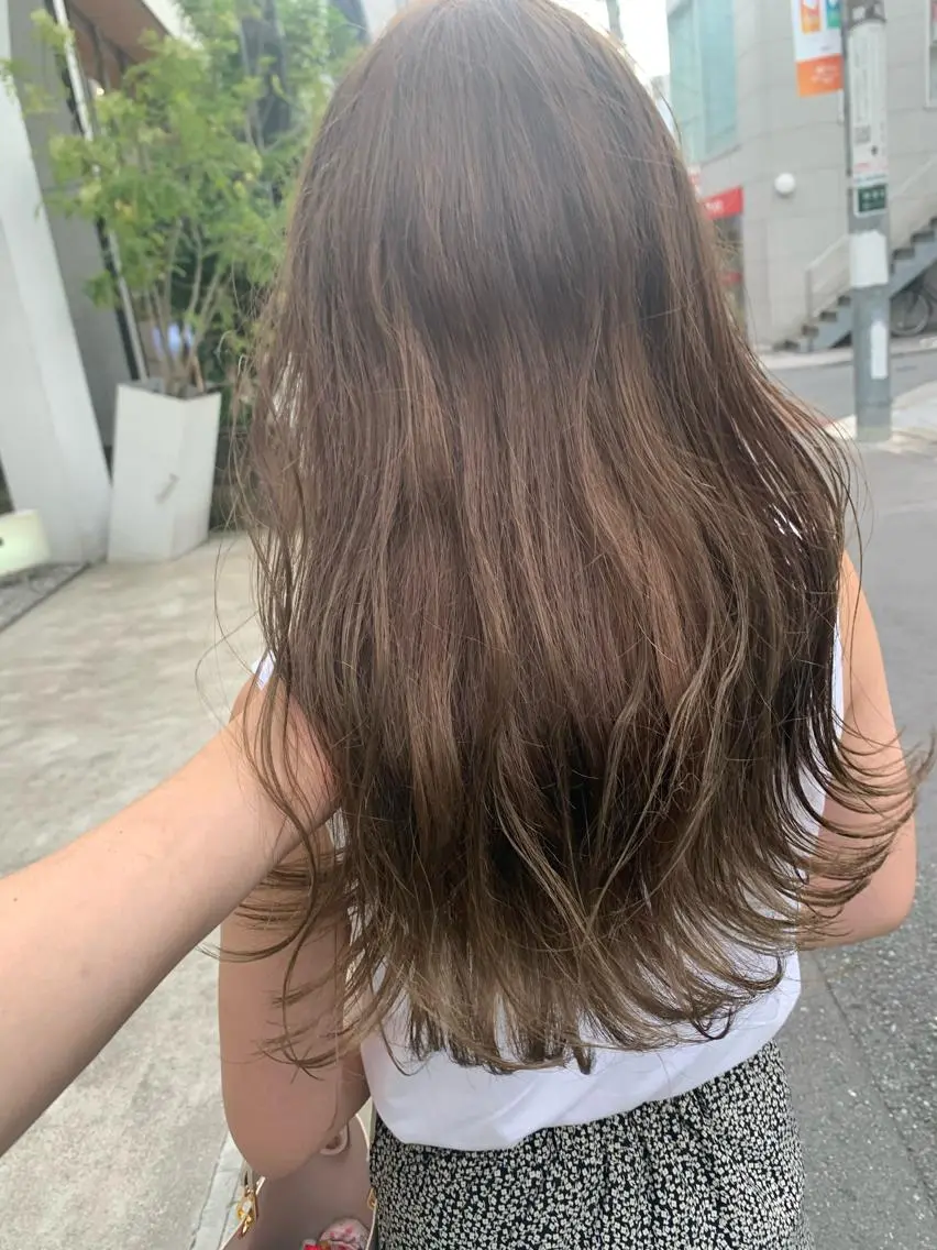 セミロング カラー ネイル ハイトーンボブ 前田 表参道　グレージュのヘアスタイル