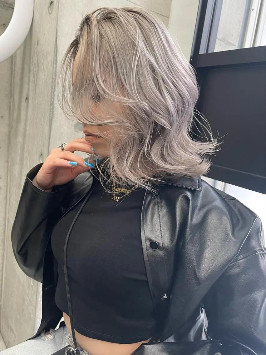 ミディアム アッシュ アッシュグレー アッシュグレージュ ハイライト レイヤーカット 岡留 愛美のヘアスタイル