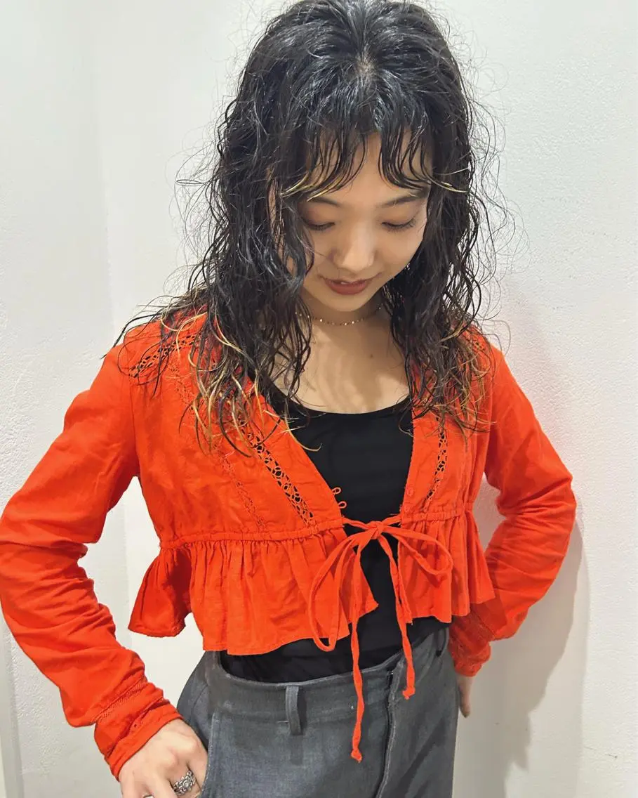 セミロング カラー パーマ セミロングパーマ ハイライトカラー ハイライト カット ヘアカラー トリートメント 村上雅人 ナチュラルモードのヘアスタイル