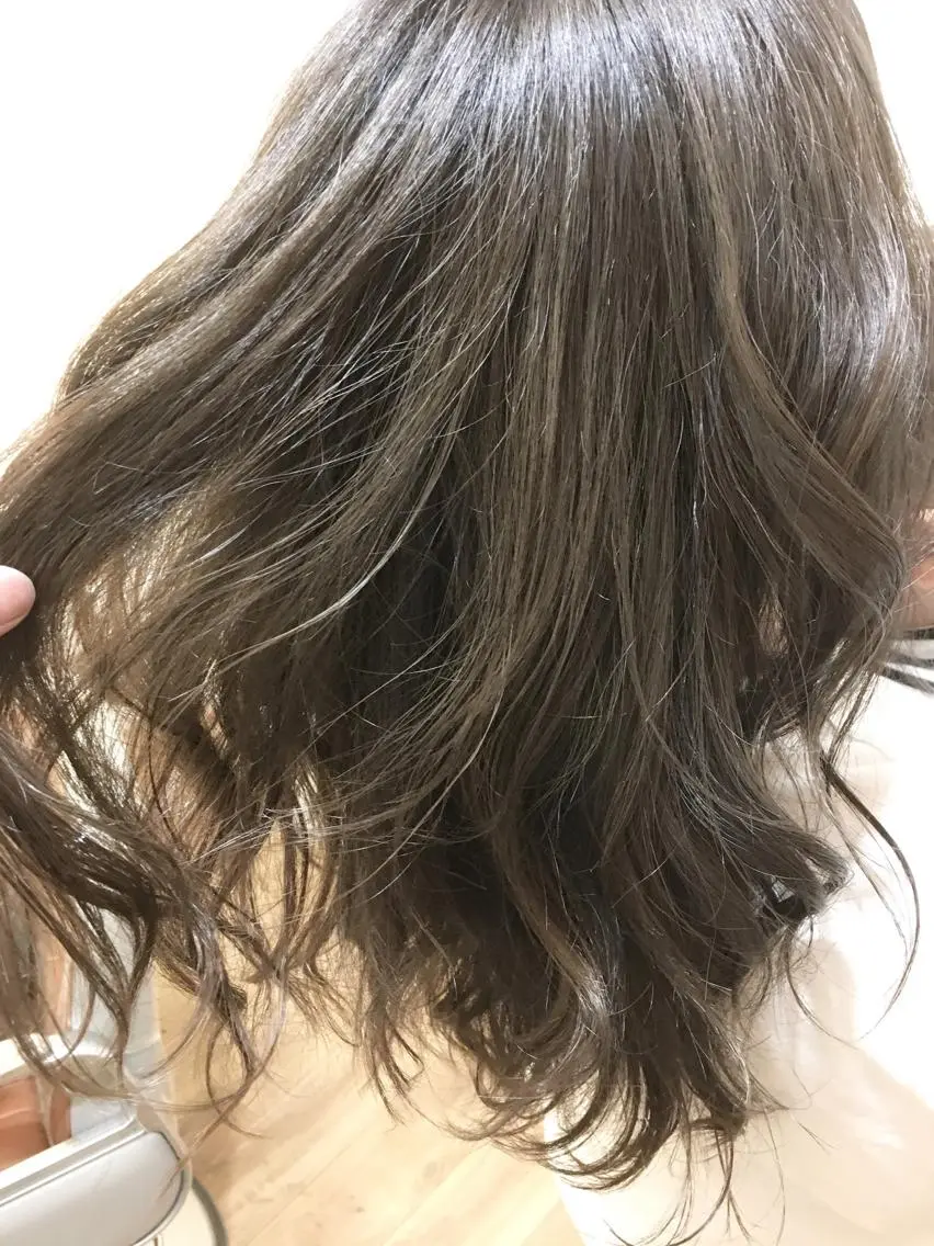 セミロング カラー グレージュ ハイライトカラー カーキグレージュ 3Dハイライト ハイライト 海外風レイヤーカット 👑店長 平松 由のヘアスタイル