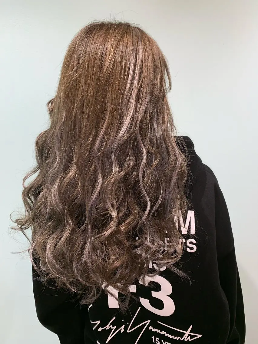 ロング カラー グレージュ ハイライトカラー ハイトーンカラー エクステ ハイライト stylist Yukieのヘアスタイル