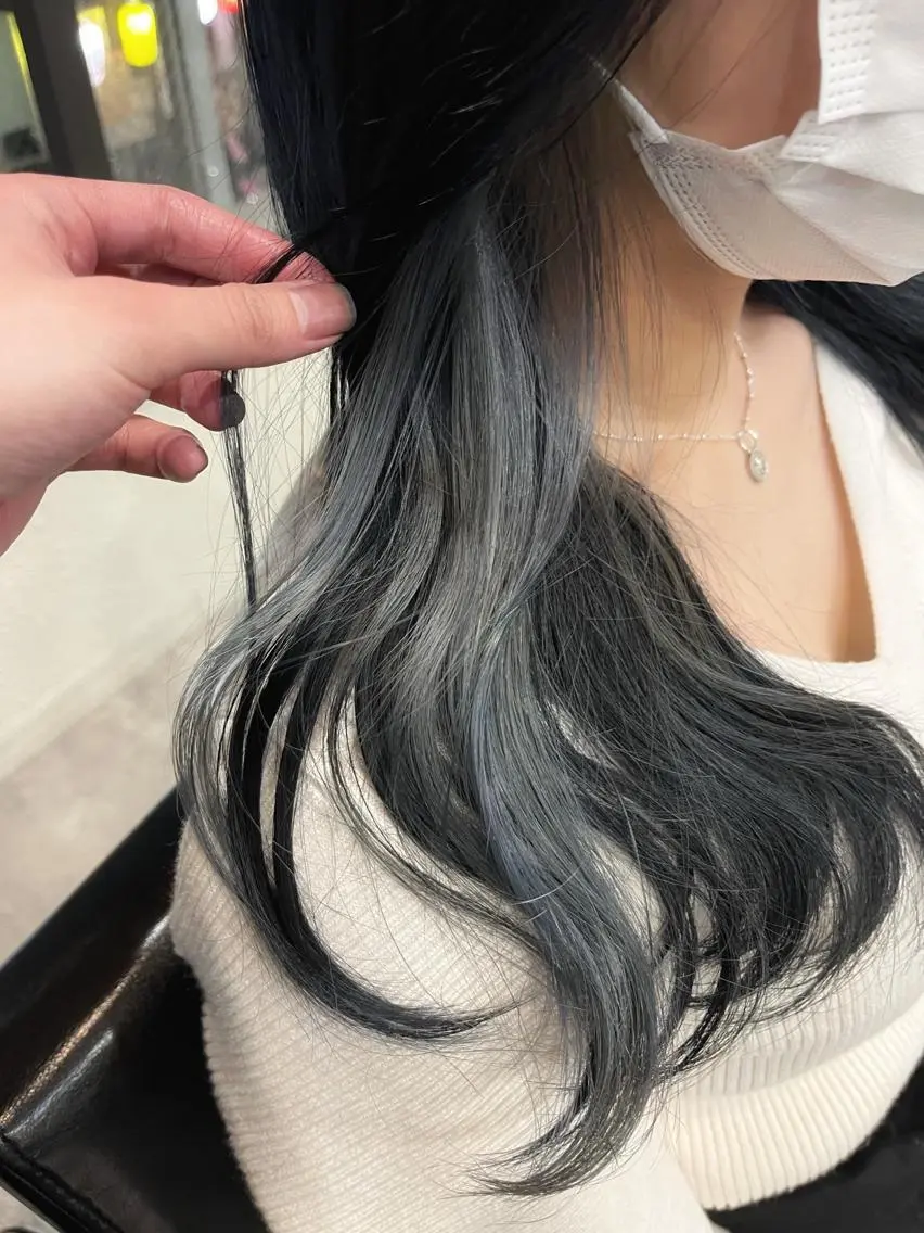 セミロング カラー 黒髪 ブルーカラー ブルーブラック イヤリングカラー シルバー ヘアカラー 🟢NEGi🟣 🫧髪質改善のヘアスタイル