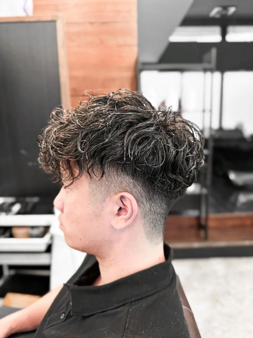 パーマ メンズ フェードカット スペインカール カット パーマ ブリーチカラー🔥 パーマ【佐々木凌平】のヘアスタイル
