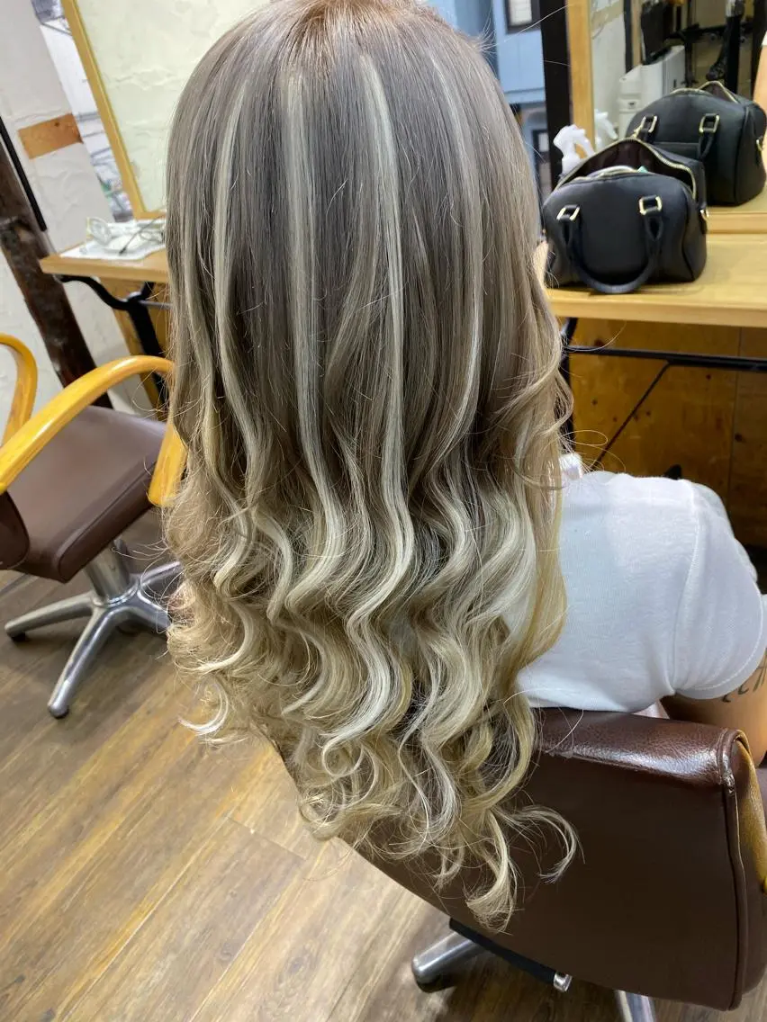 ロング カラー ブリーチ IwAsh大和駅前店 河野亜里香のヘアスタイル