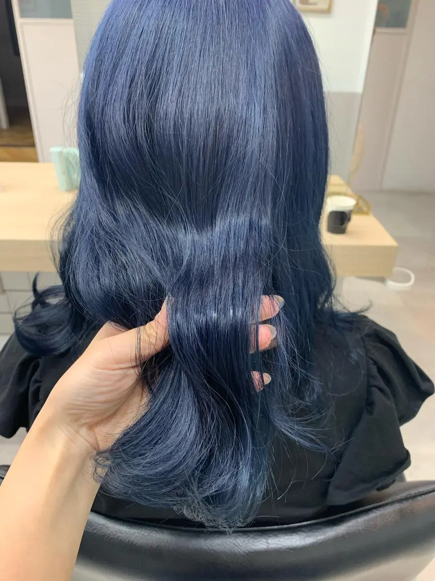 セミロング カラー 黒髪 ブルーカラー ブルーブラック ネイビーカラー 髪質改善 🌸MAYU🌸 ハイトーン➕レイヤーのヘアスタイル