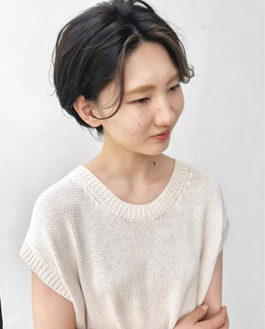 ショート カラー ベージュカラー 岩田 萌那のヘアスタイル
