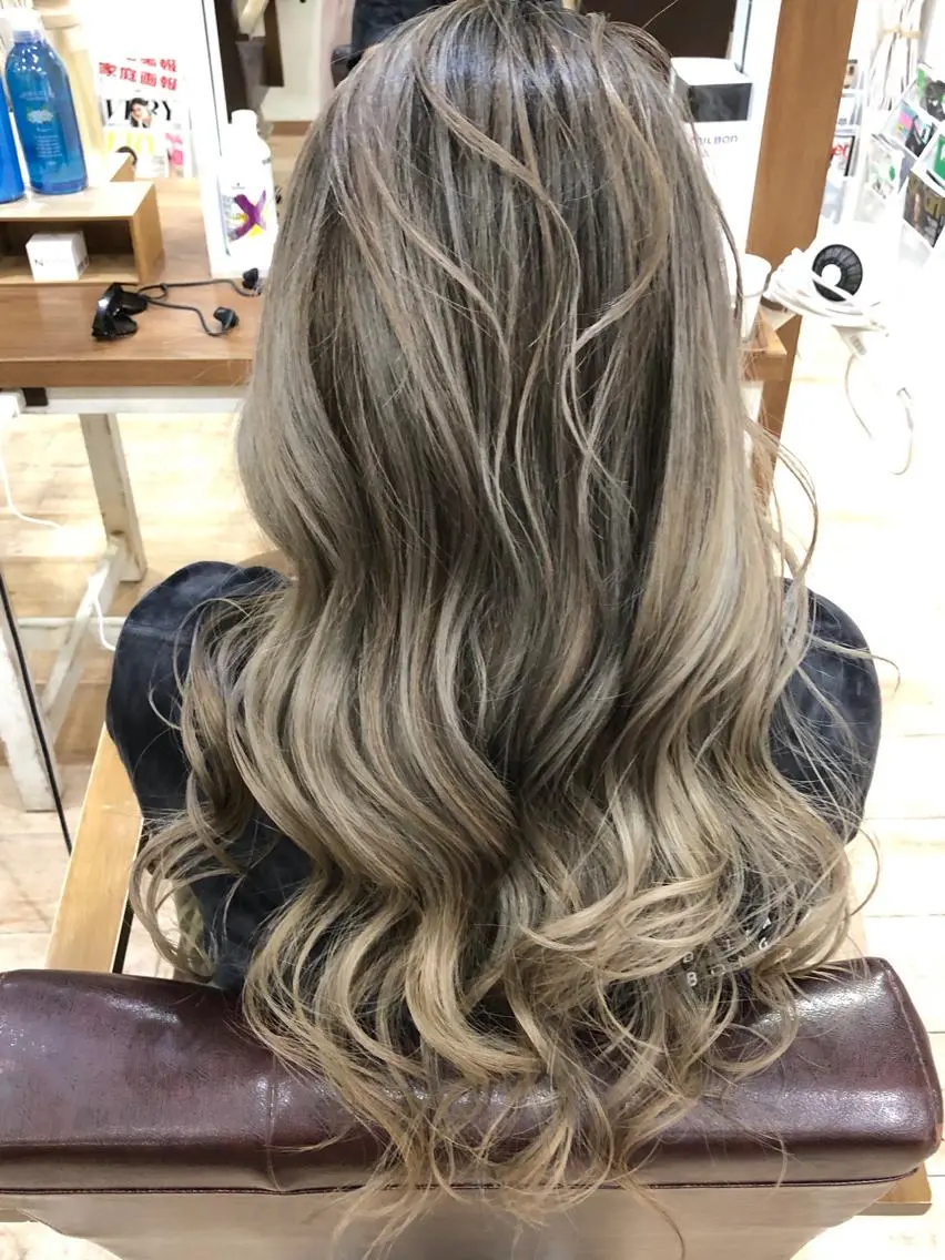 ロング カラー ブリーチ グラデーションカラー ハイライトカラー ハイライト ヘアカラー やじま ひろこのヘアスタイル