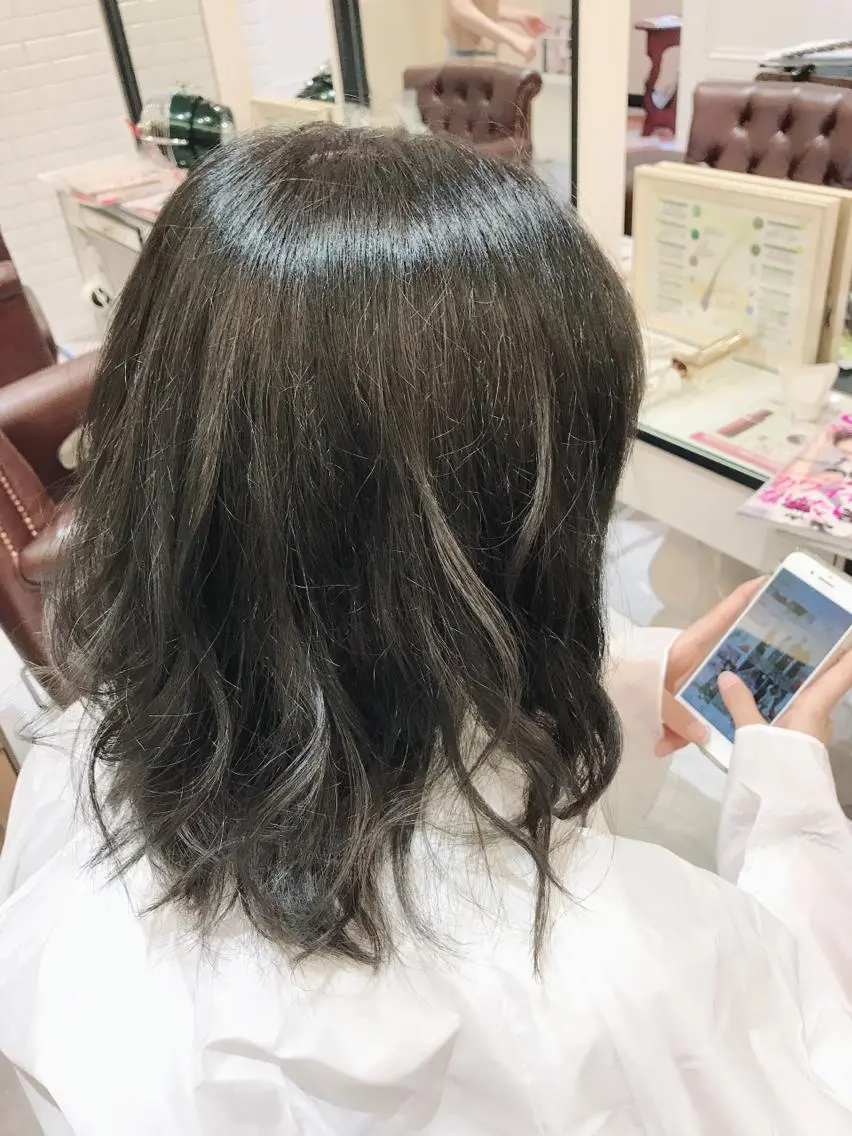 ミディアム カラー 粟田 めぐみのヘアスタイル