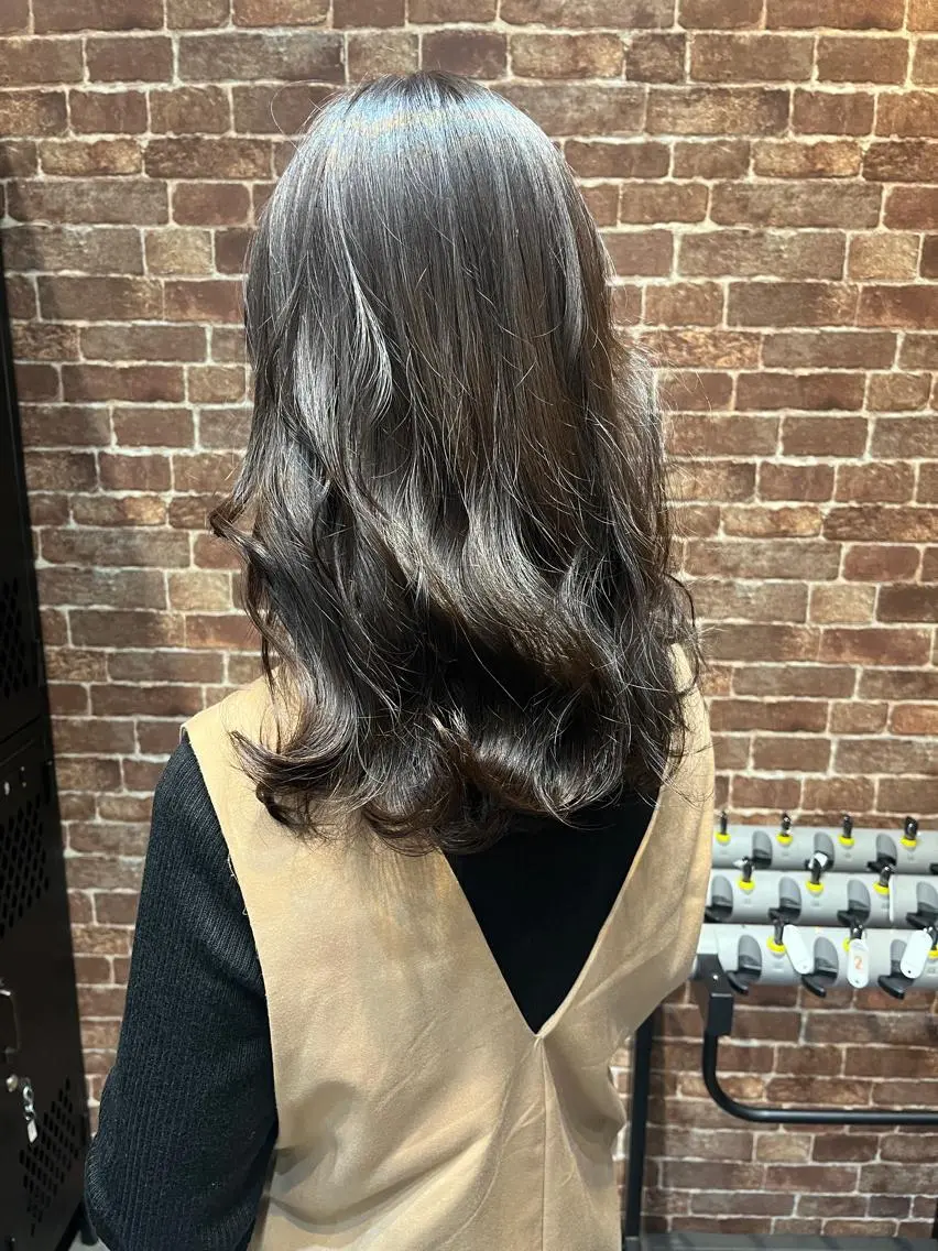 ミディアム カラー パーマ ヘアアレンジ メンズ キッズ ネイル マツエク・マツパ アイブロウ ミディアムパーマ メンズハイライト メンズパーマ ブラウンカラー ケアカラー 久木原 ゆりのヘアスタイル