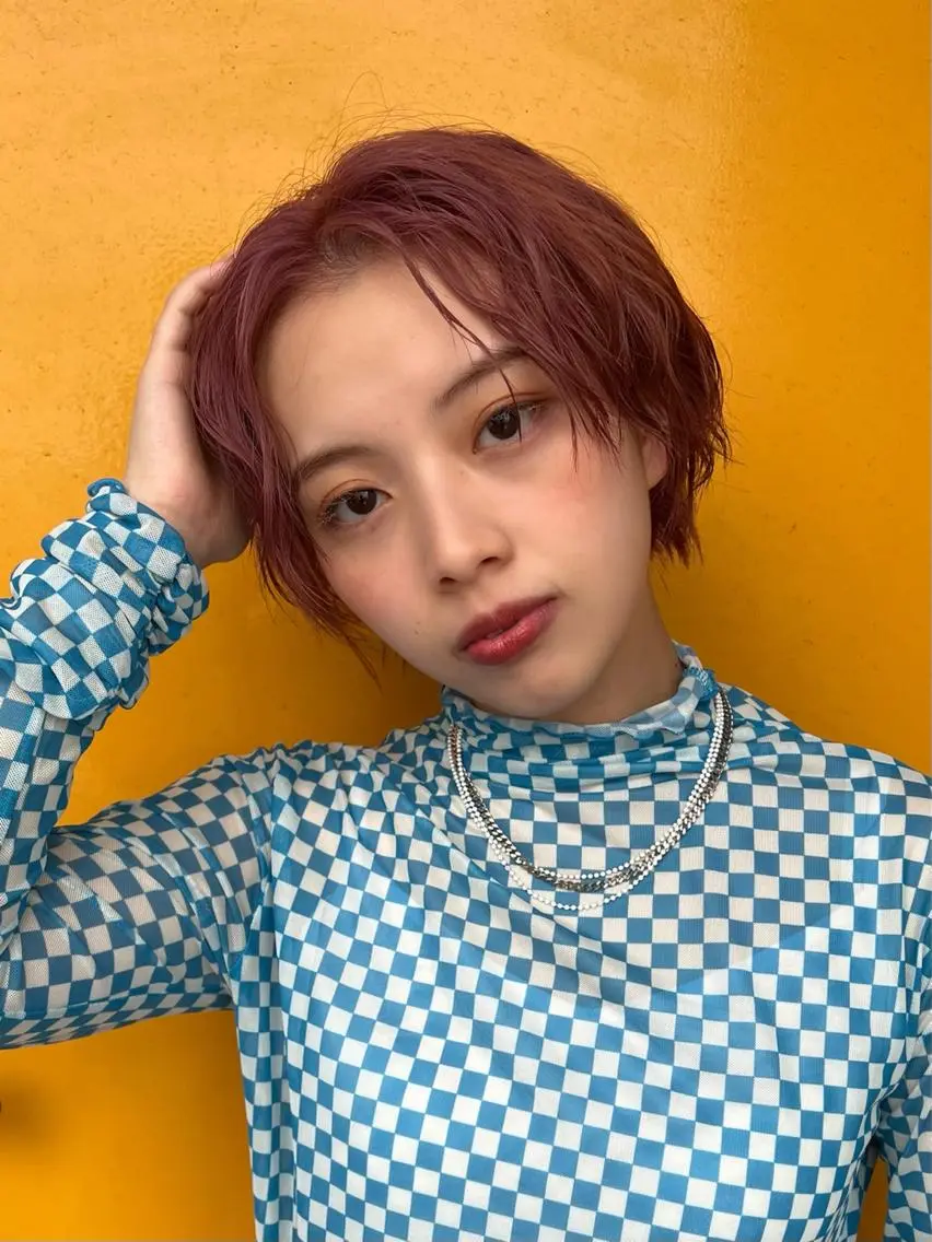 ショート カラー ヘアアレンジ ブリーチ ブラウンカラー ハイトーンカラー ピンクカラー ピンクブラウン サナ🌱 切りっぱなしボブのヘアスタイル