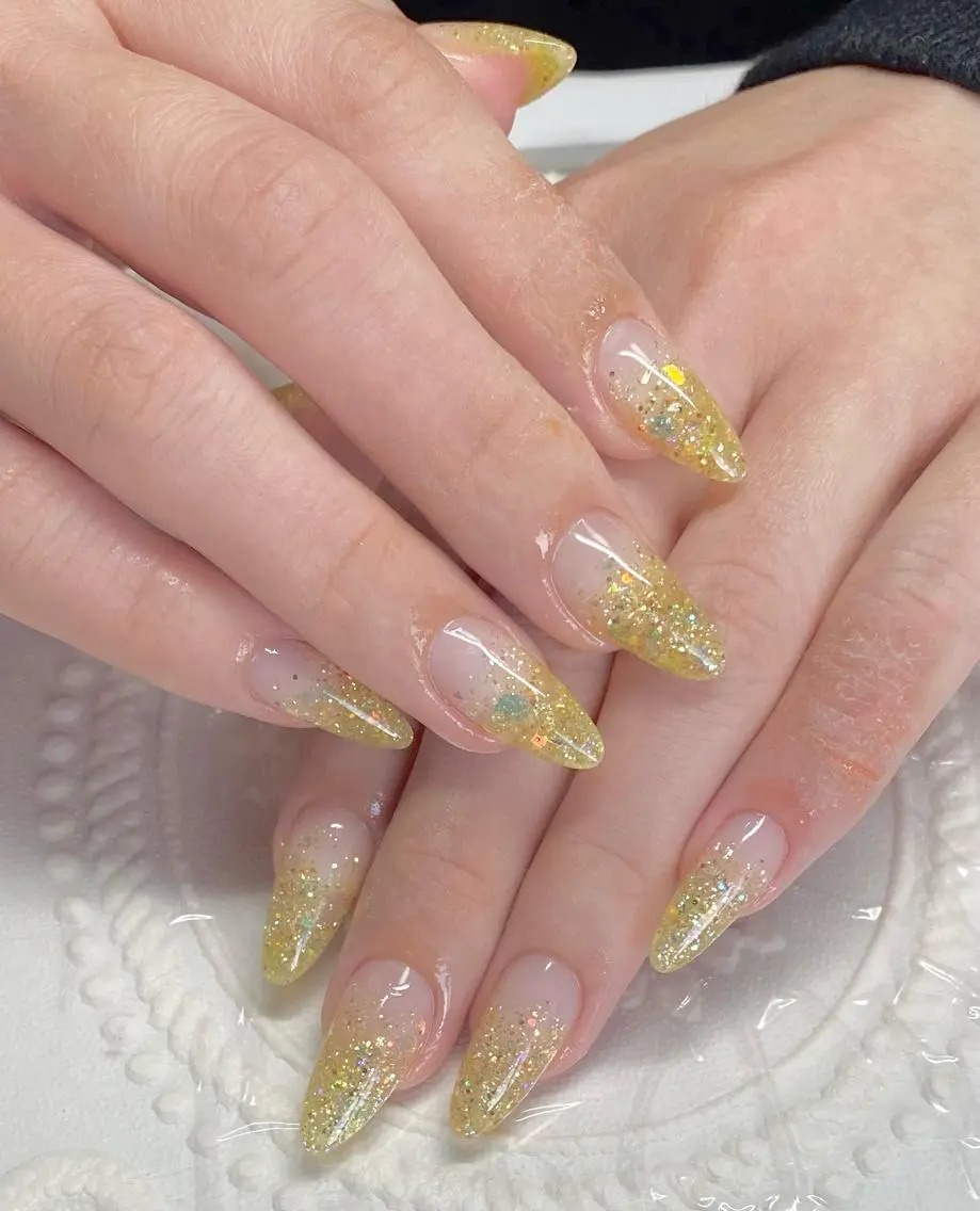 ミディアム ネイル イエローカラー ホログラムネイル ラメ(グリッター) パステルネイル 黄色 ハンドネイル LUNE NAILのその他イメージ