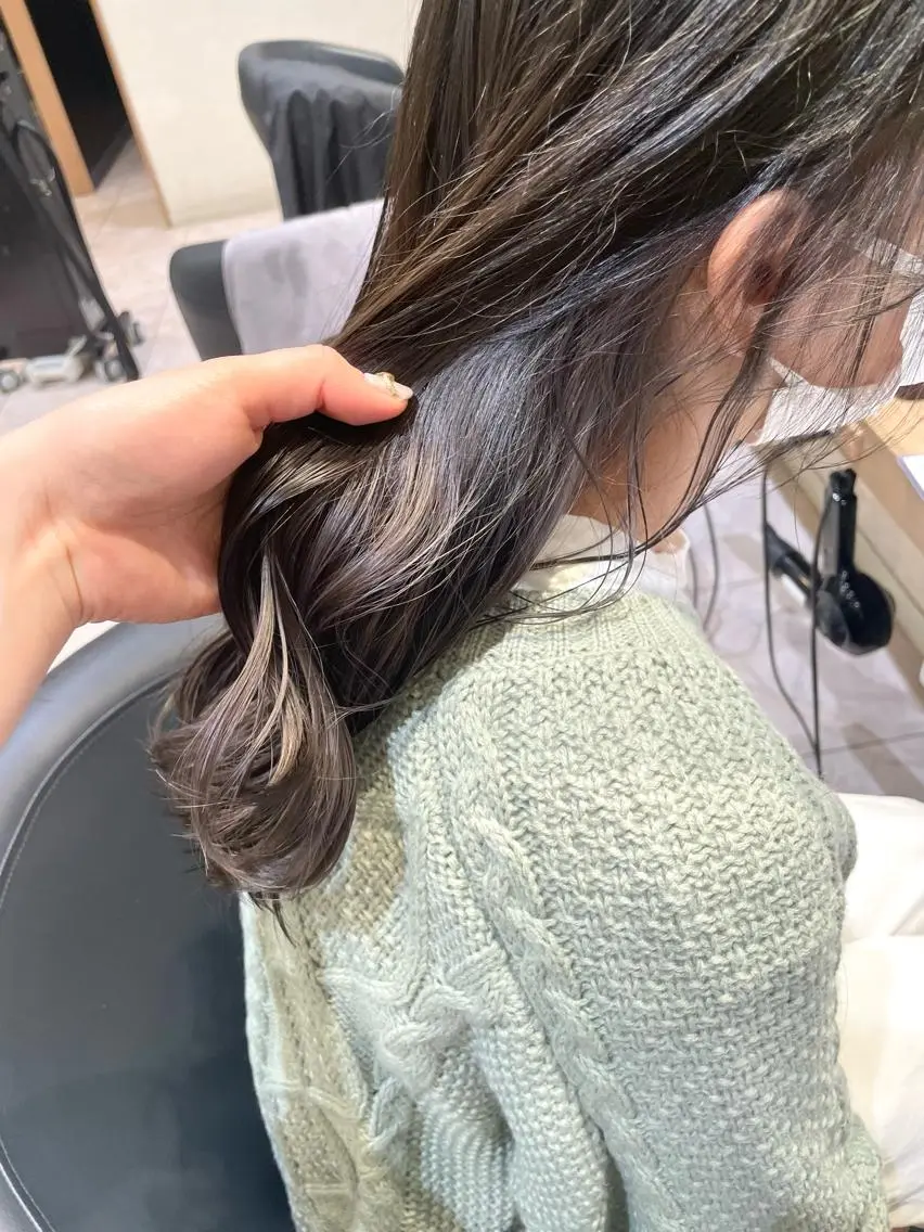 ロング カラー ブリーチ イヤリングカラー シルバー レイヤー/ハイトーン 🫧Erikaのヘアスタイル