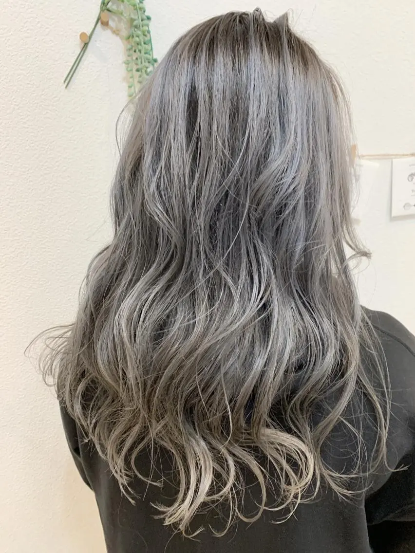 ロング カラー ブリーチ トレンドパーマ 加藤菜月のヘアスタイル