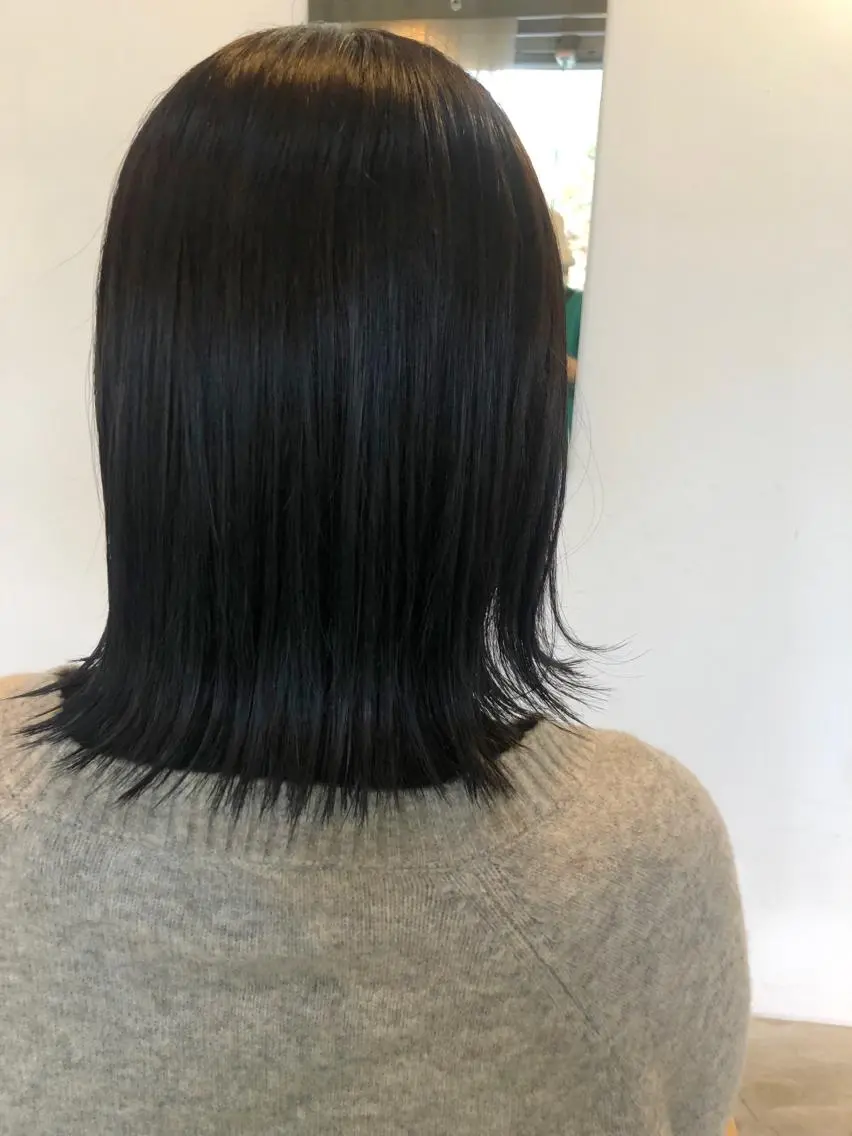 カラー 黒髪 ブルーカラー グレージュ 竹内 絢香のヘアスタイル