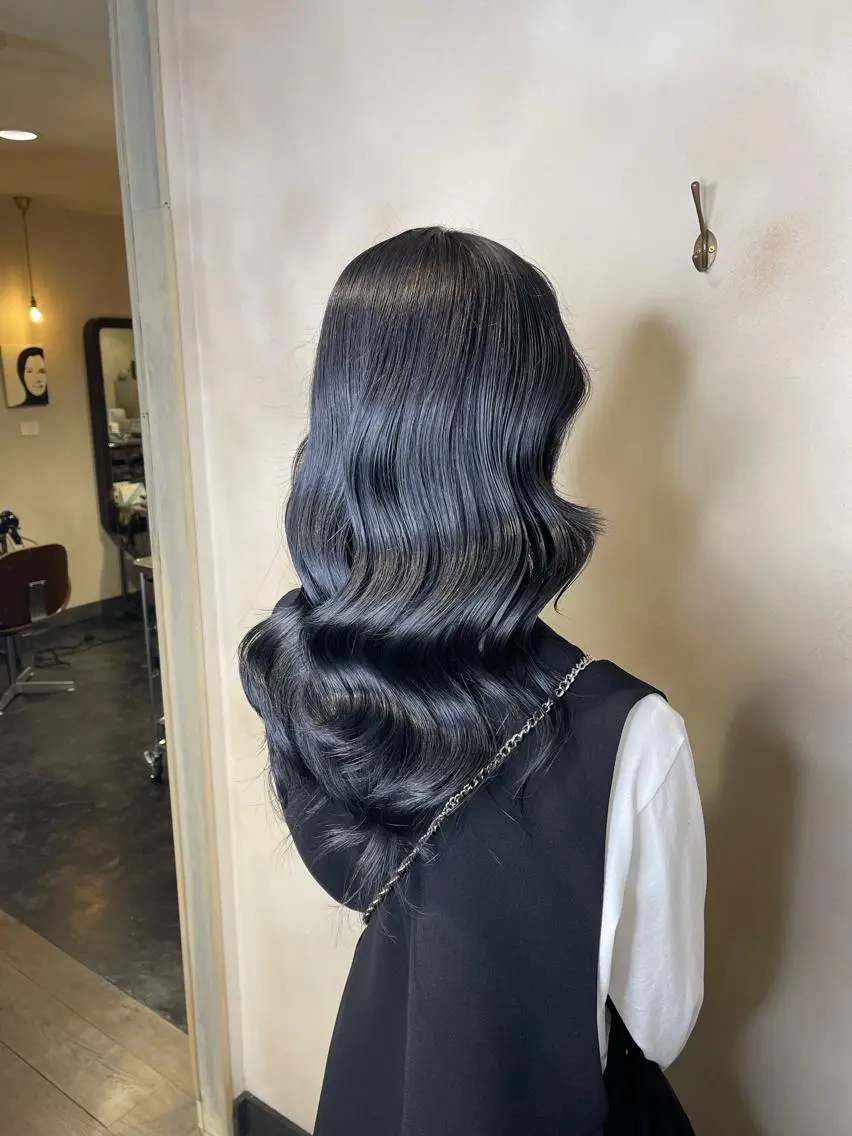 ロング カラー 黒髪 ブリーチ ブルーカラー ブルーブラック イヤリングカラー 泉 堅也のヘアスタイル