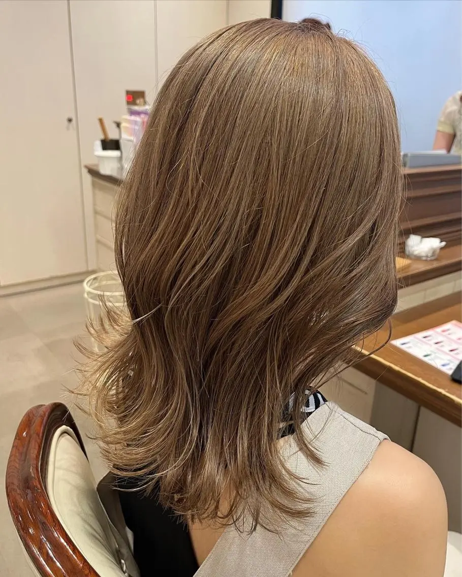 セミロング カラー ブリーチ グレージュ ヘアカラー トリートメント サソウ ユリエ🥥のヘアスタイル