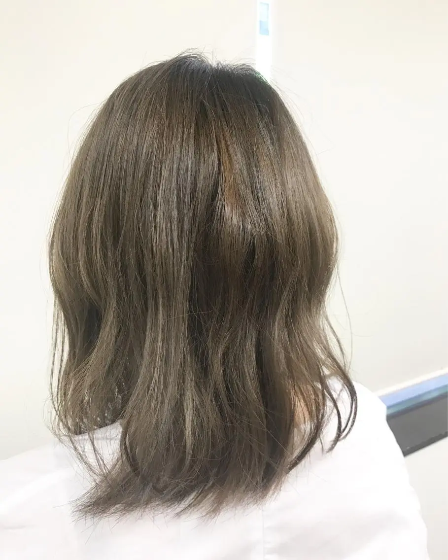 ミディアム カラー グレージュ 石川 奈緒子のヘアスタイル