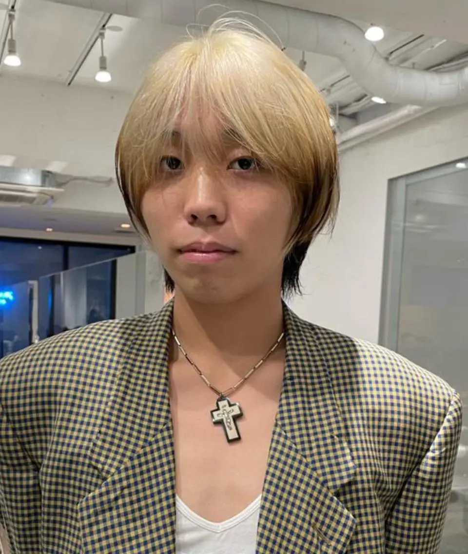 ショート メンズ メンズバレイヤージュ メンズブリーチ センターパート フェードカット メンズハイライト スパイラルパーマ 🌐hina⭐️のヘアスタイル