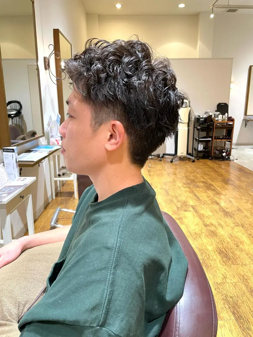 ショート パーマ メンズ 新谷 玲日のヘアスタイル