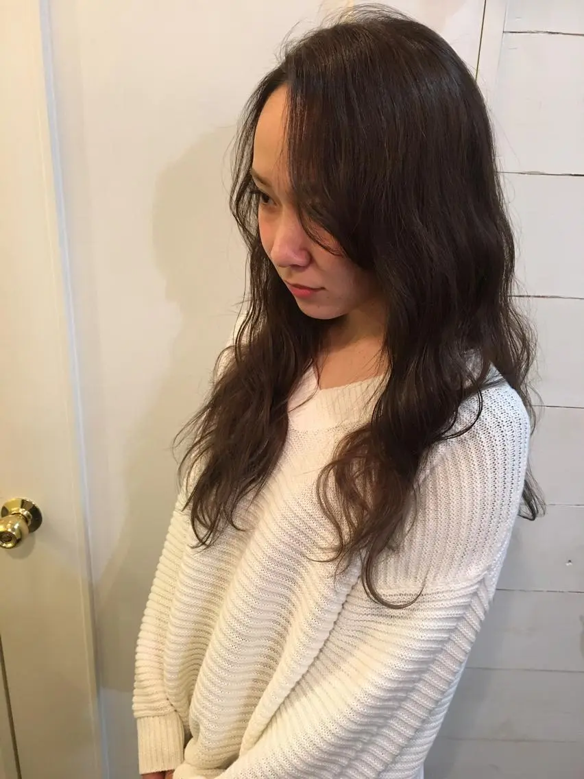ロング シマ クルミのヘアスタイル
