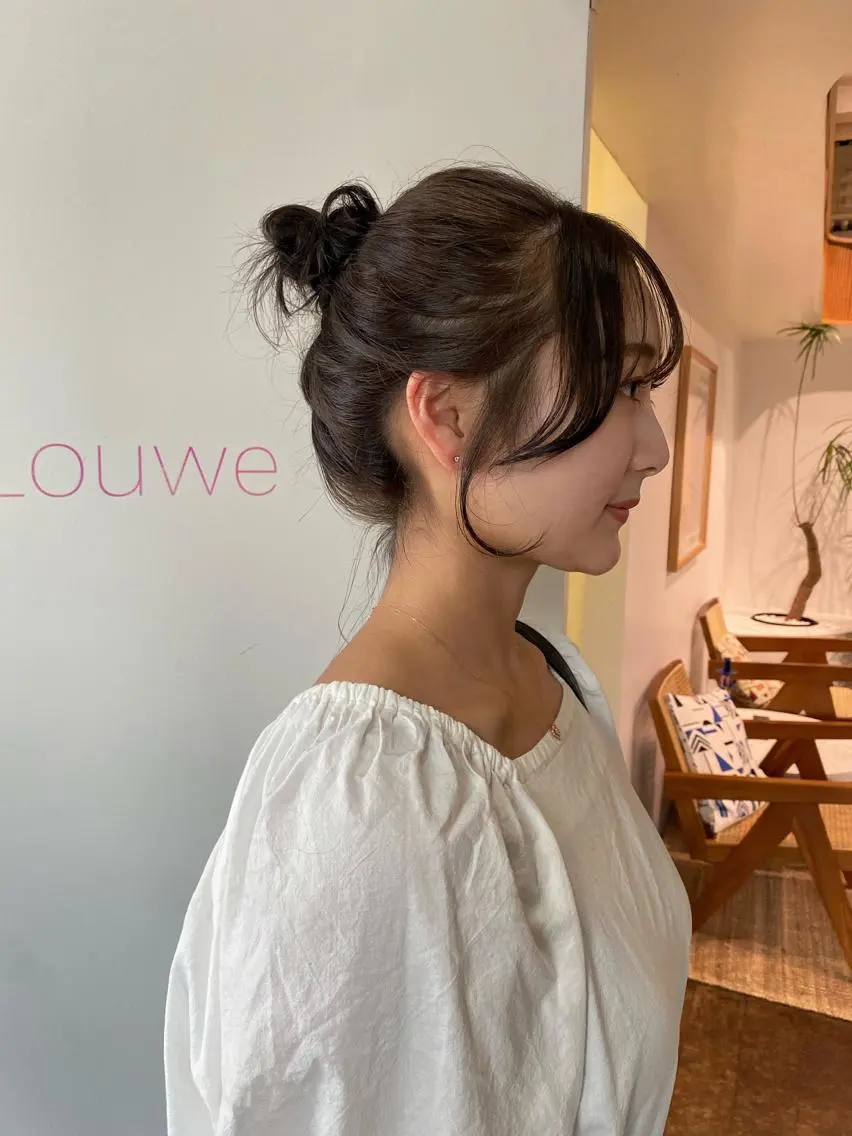 ミディアム カラー ヘアアレンジ お団子ヘア ベージュカラー ブリーチ ブリーチなしカラー オリーブベージュ レイヤー🌟艶カラー 🕊まやのヘアスタイル