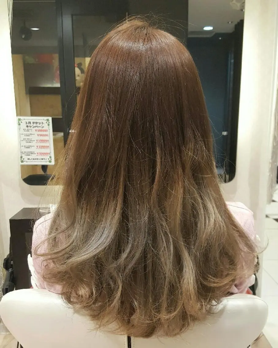 セミロング カラー アッシュ ベージュカラー ブリーチ グラデーションカラー 秋山 幸太のヘアスタイル