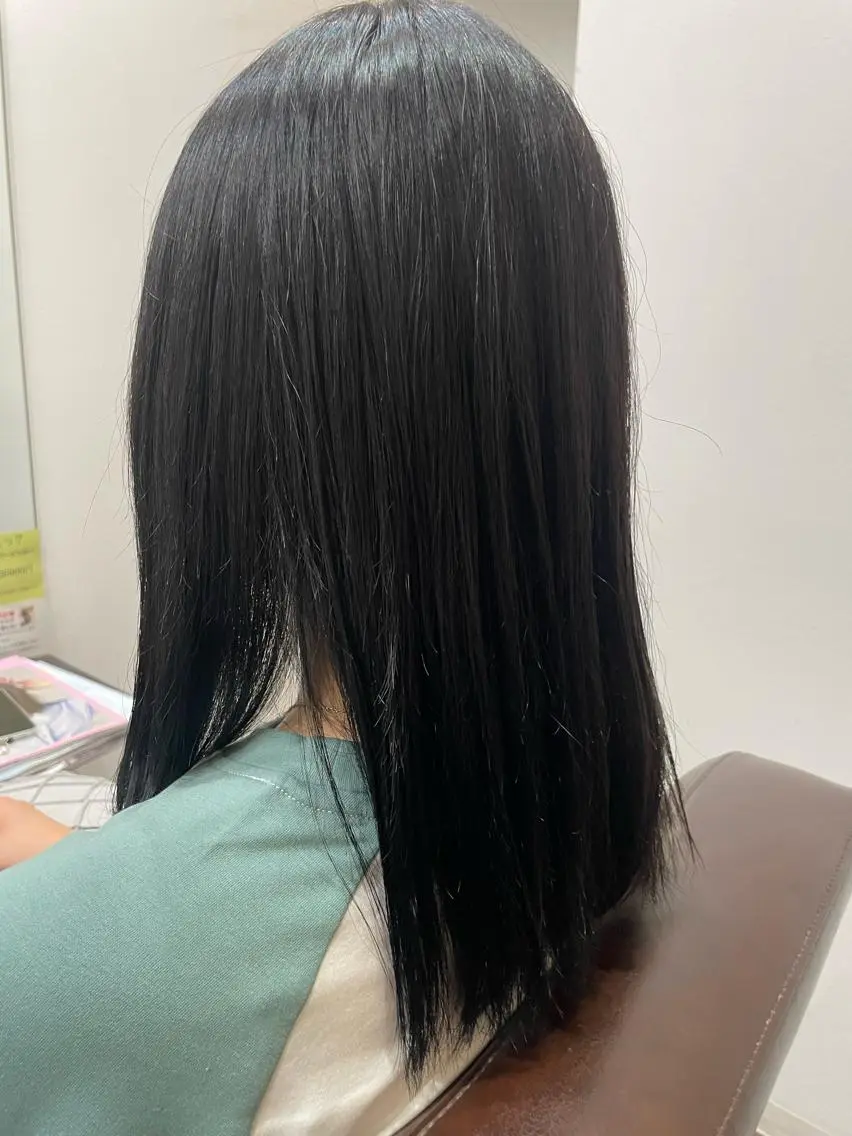 カラー 黒髪 ブルーカラー ブルーブラック 杉山 梨里華のヘアスタイル