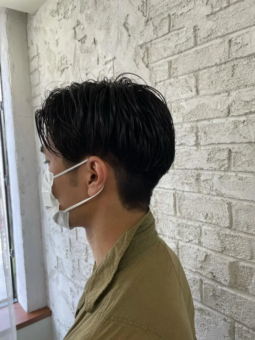 ショート パーマ メンズ センターパート メンズパーマ ニュアンスパーマ ブリーチ特化 ハイトーンRYOYAのヘアスタイル
