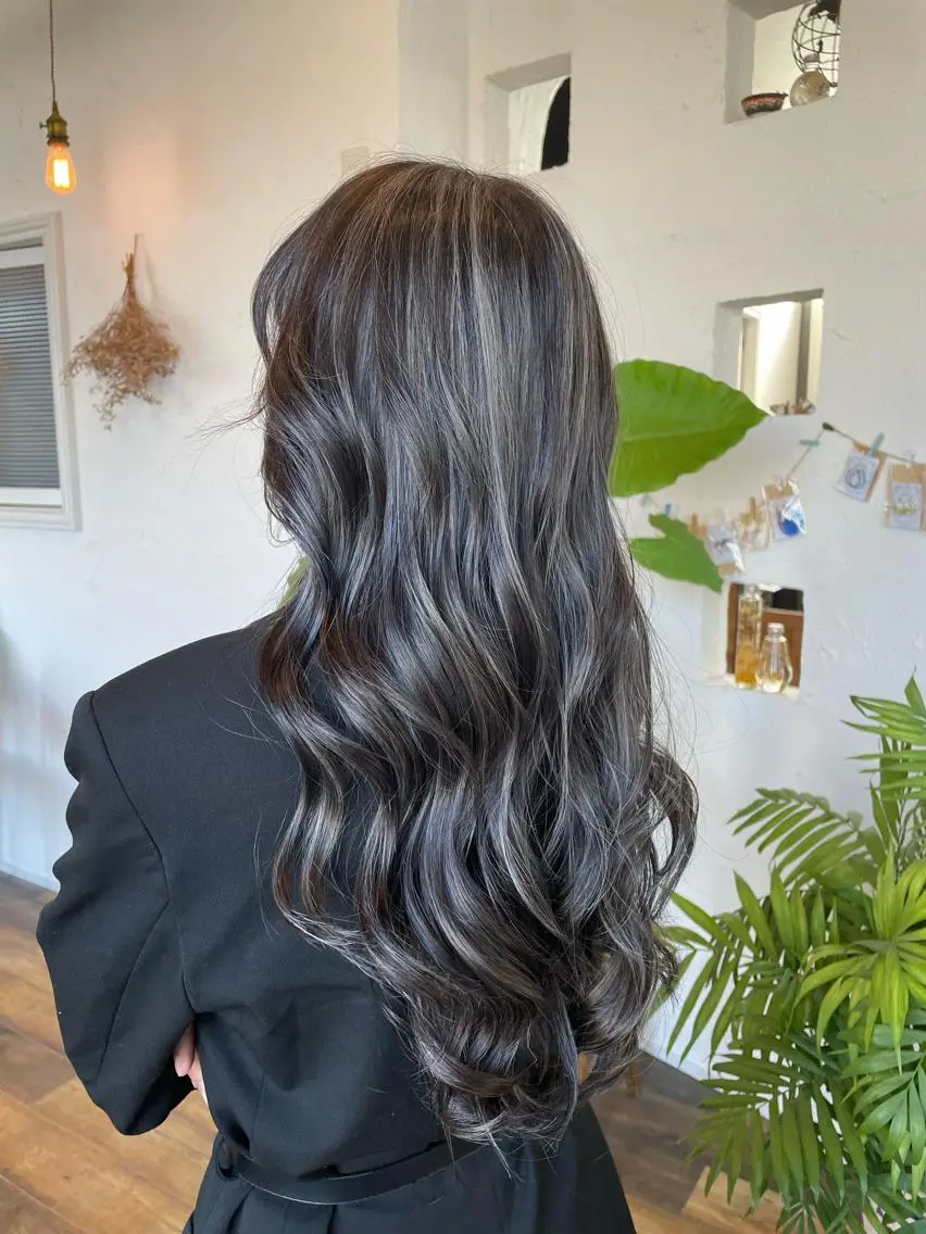ロング カラー アッシュ 透明感カラー ハイライトカラー ハイトーンカラー ミルクティーアッシュ ヘアカラー 🌸小掛🌸 豊橋外国人風カラーのヘアスタイル