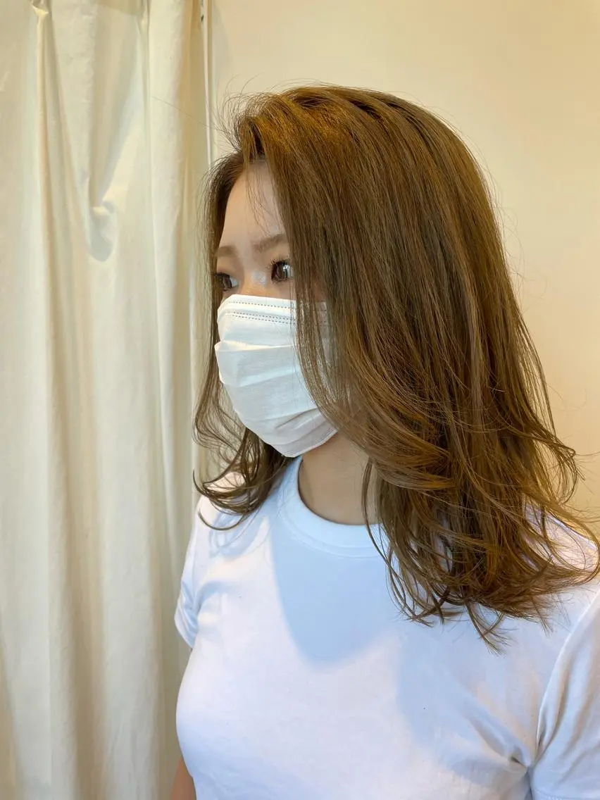 ミディアム カラー ベージュカラー ブリーチ 比嘉 千咲のヘアスタイル