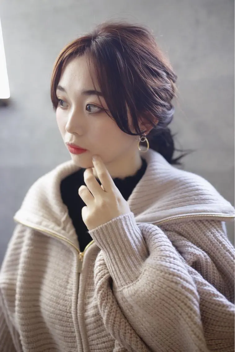 セミロング 豊崎 左知のヘアスタイル