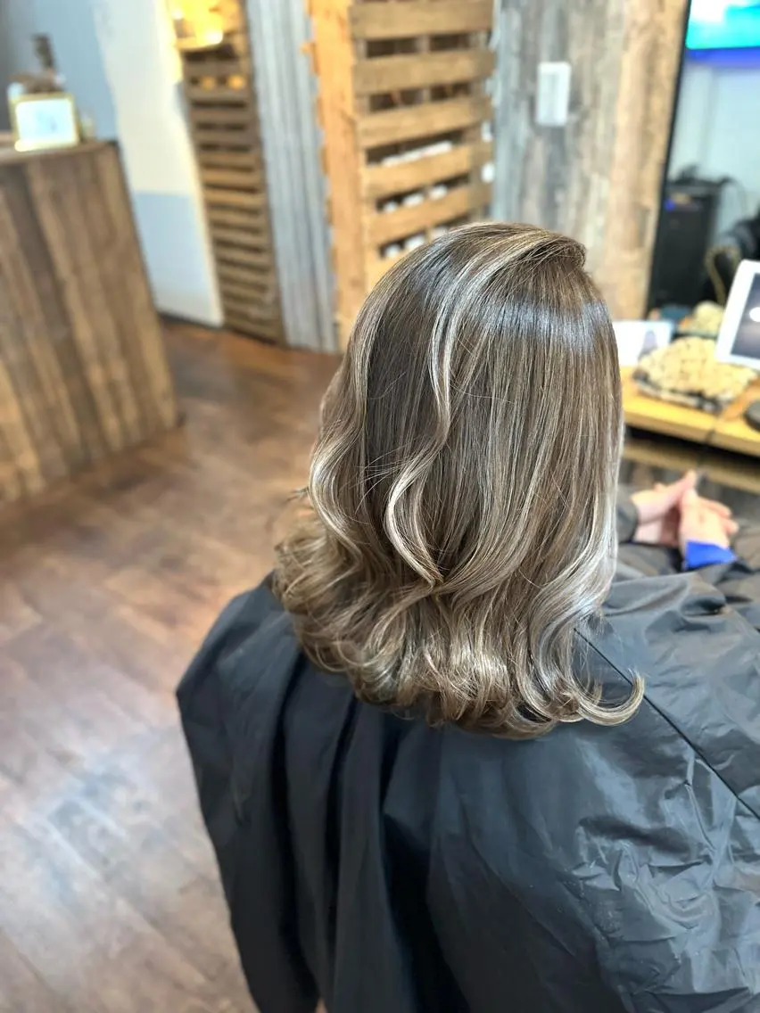 ミディアム カラー ハイライトカラー ハイライト カット ヘアカラー トリートメント Luzir⭐︎ GEN⭐︎のヘアスタイル