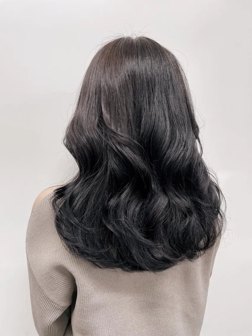 ロング シマ クルミのヘアスタイル