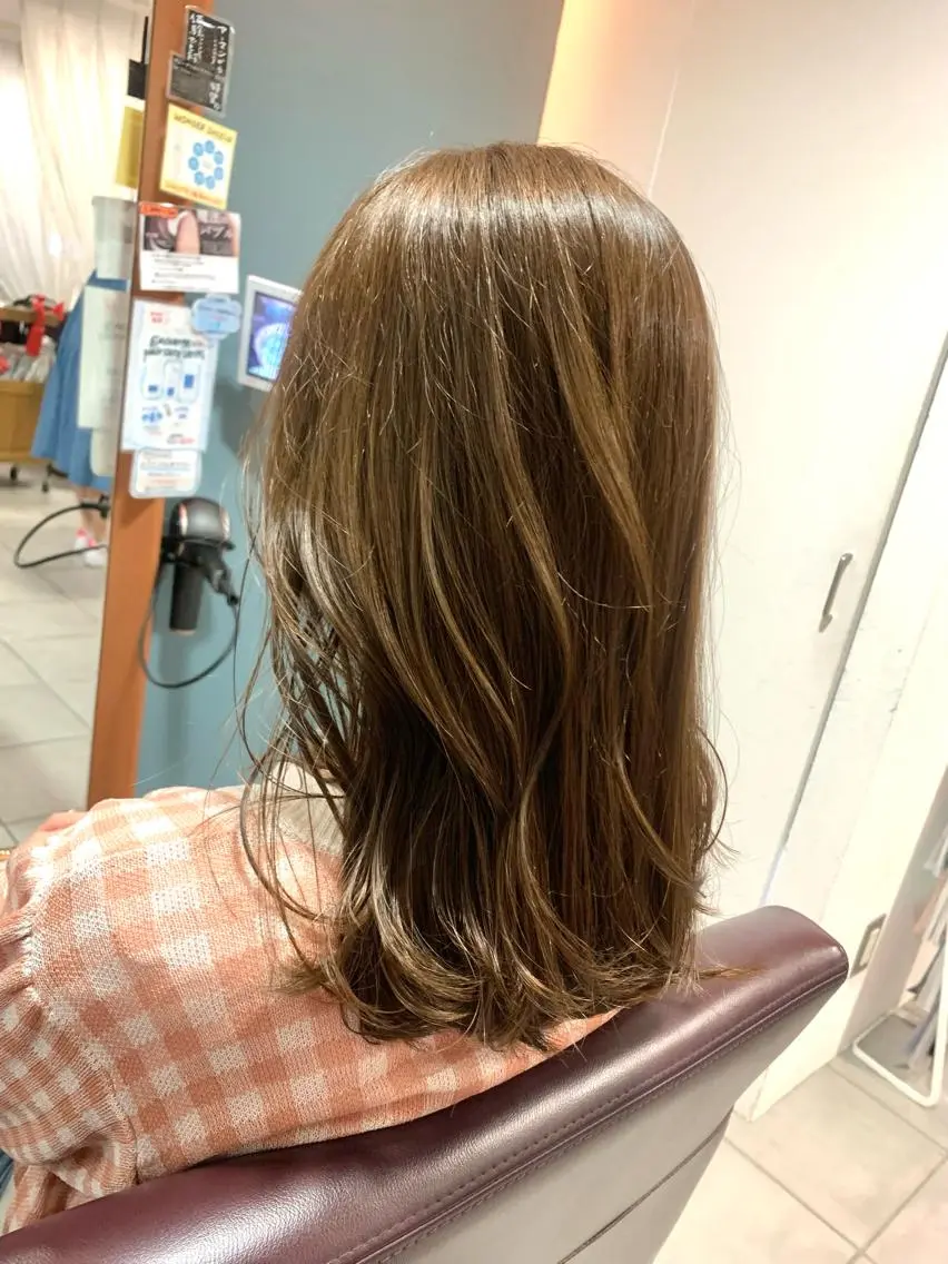 ミディアム カラー ベージュカラー 傷ませない縮毛矯正／ 吉岡 美江のヘアスタイル