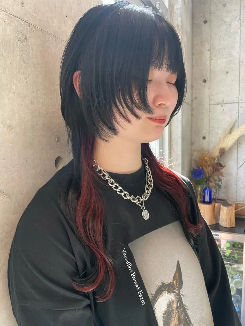 セミロング カラー ブリーチ ケアブリーチ ダブルカラー レッドカラー ウルフカット インナーカラー 推し ブリーチ 髪質改善のヘアスタイル