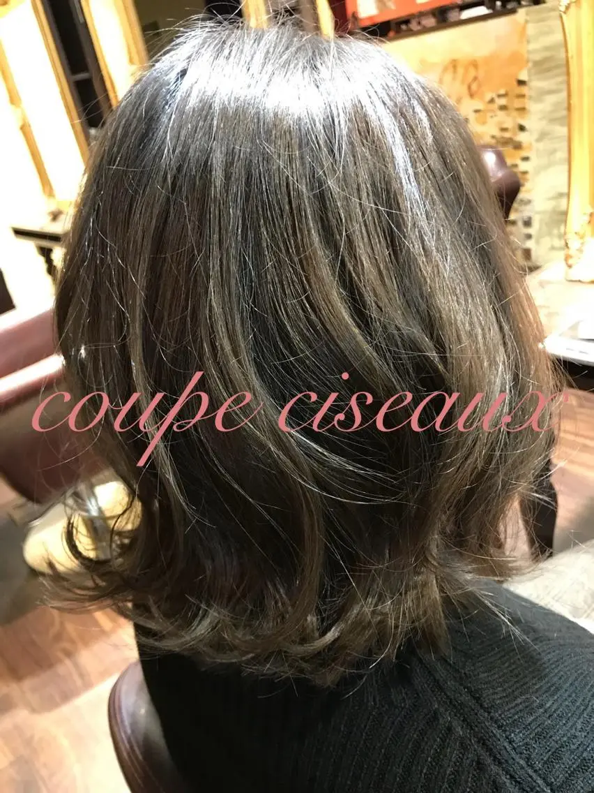 ミディアム カラー 透明感カラー ダブルカラー グレージュ シルバー シルバーグレージュ ヘアカラー coupe ciseauxのヘアスタイル