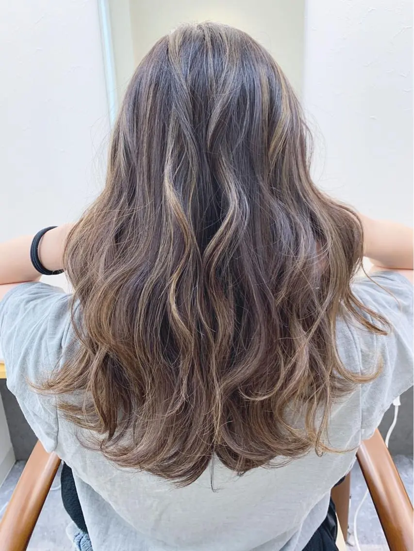 ロング ハイライト H (エイチ) 烏丸御池店のヘアスタイル