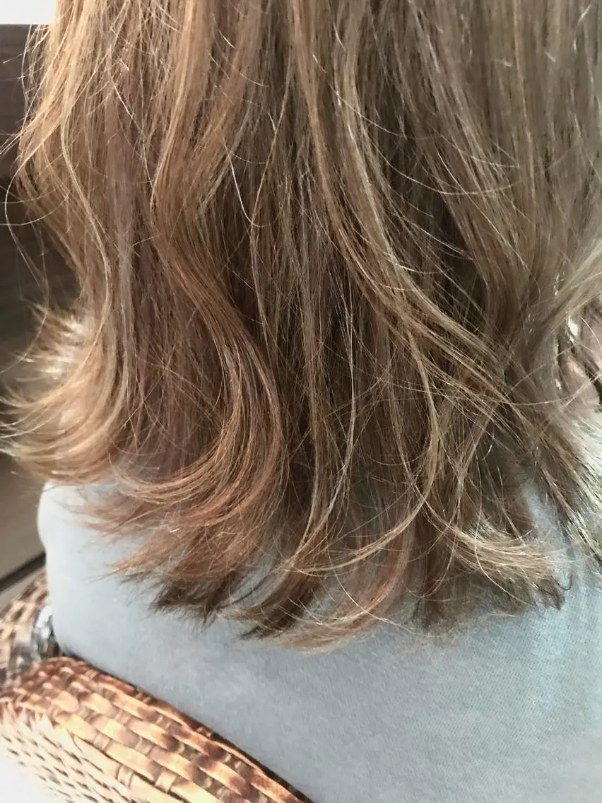 ミディアム カラー ハイライトカラー ハイライト カット ヘアカラー 岩上 充希のヘアスタイル