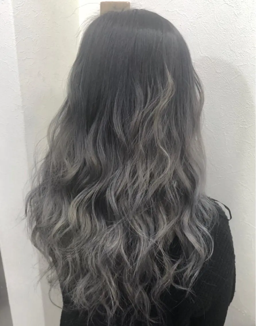 ロング カラー ダークグレー グラデーションカラー シルバー MAKO ❤️🔥NEXTのヘアスタイル