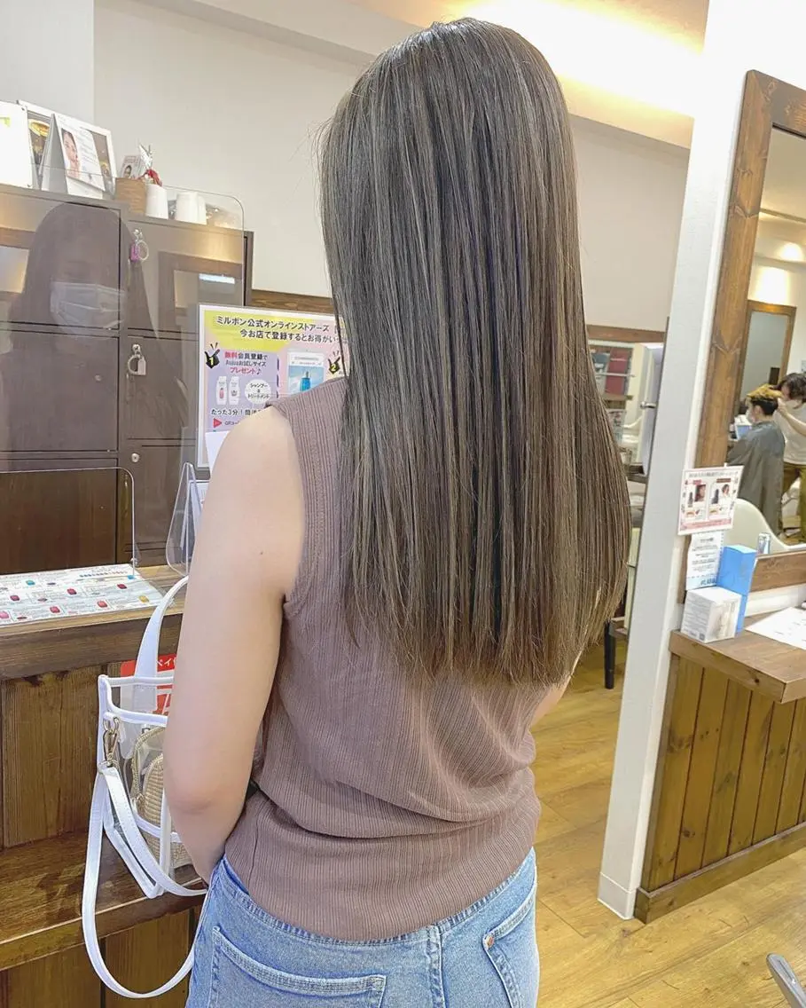 ロング アッシュ 外国人風カラー ハイライト レイヤーカット トリートメント 横浜ブリーチムラ直し ハイトーン/ブリーチのヘアスタイル