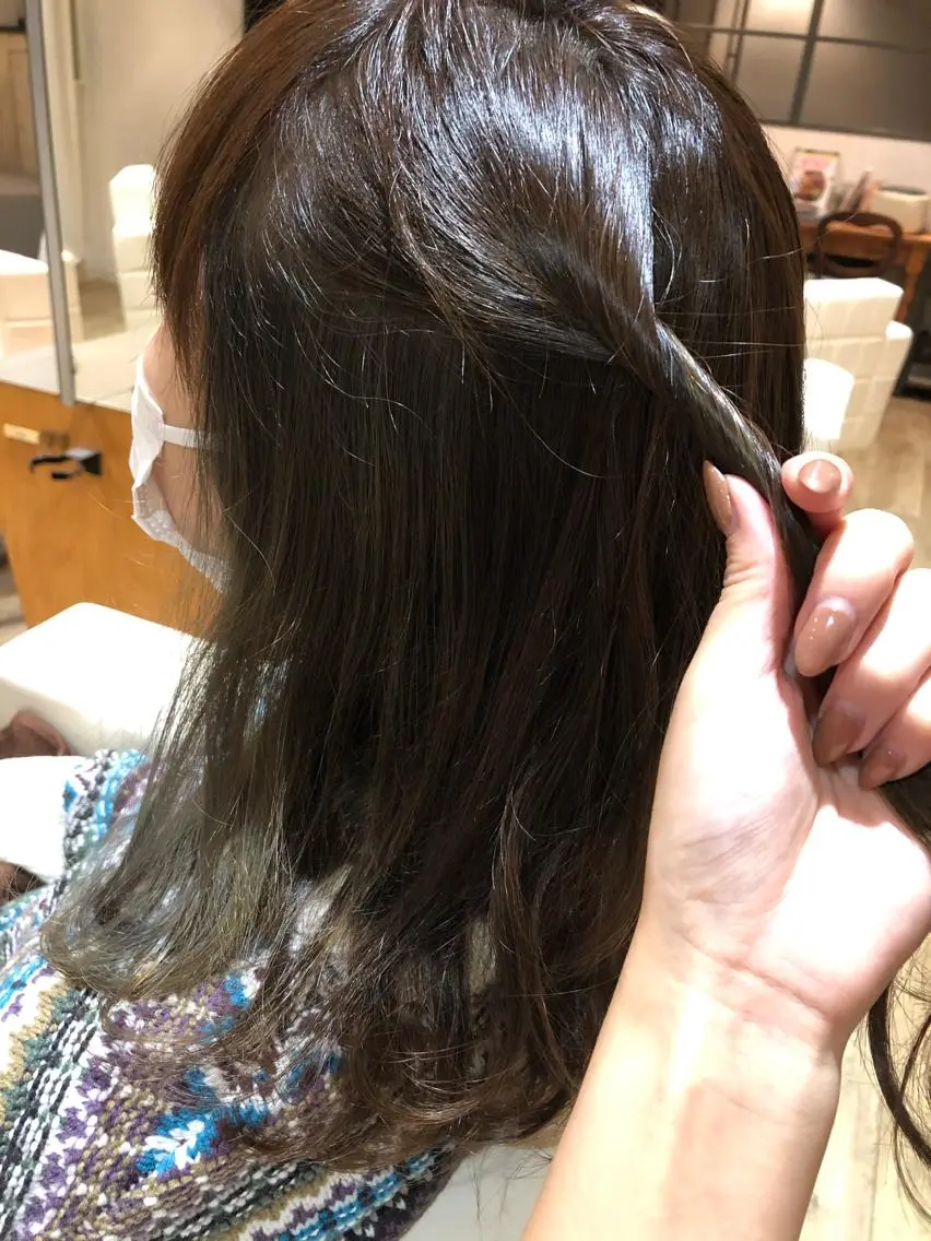 ミディアム カラー 榧木 萌香のヘアスタイル