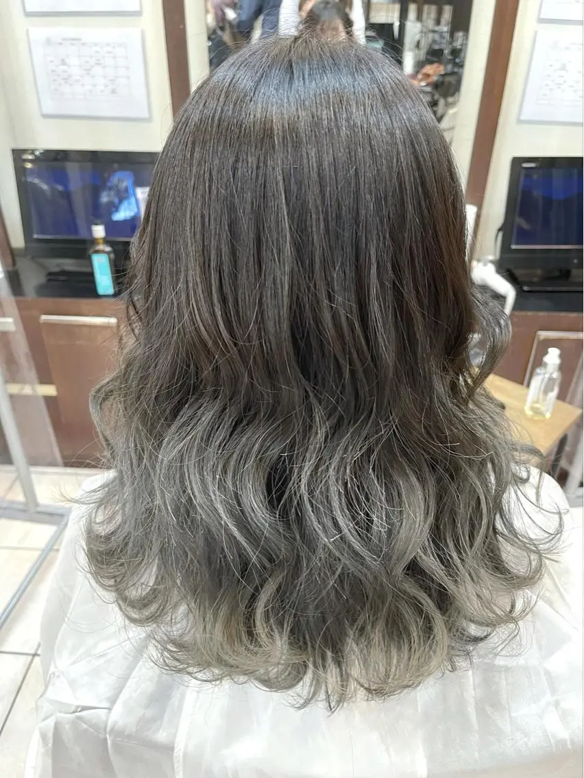 セミロング カラー アッシュ グラデーションカラー シルバー シルバーアッシュ ホワイトシルバー カット ヘアカラー トリートメント Zina天王寺 CHIAKIのヘアスタイル