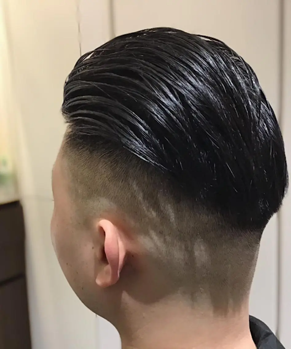 ショート パーマ メンズ フェードカット スキンフェード カット パーマ 岡崎 隆晟のヘアスタイル