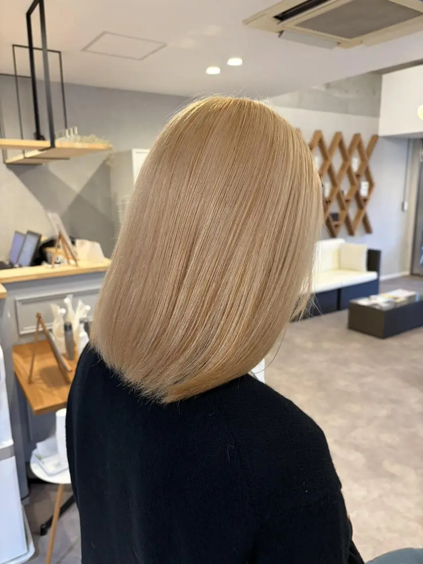 ミディアム カラー 抜きっぱなしブロンド ブロンド ヘアカラー トリートメント ELLE&SALLY 石野のヘアスタイル