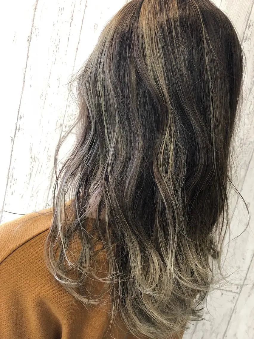 セミロング カラー ベージュカラー ハイライトカラー ミルクティーベージュ ハイライト Kaede .のヘアスタイル