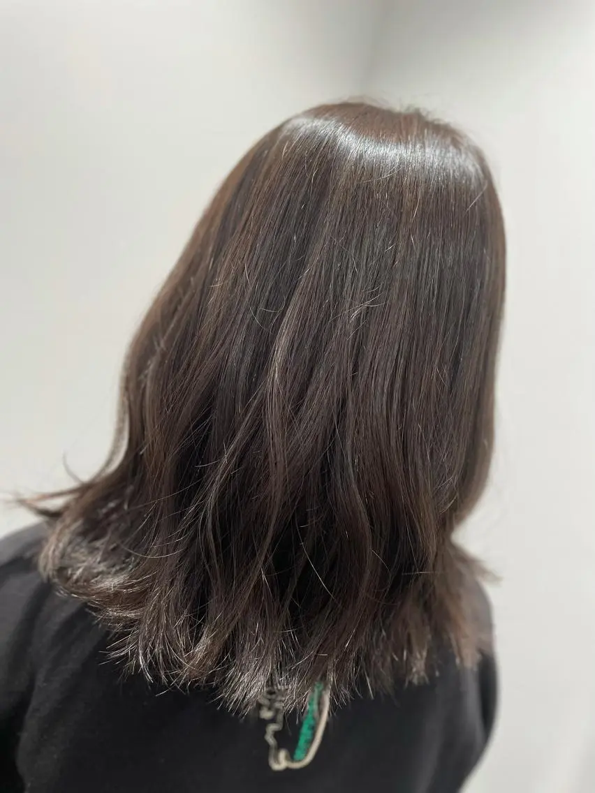 ミディアム カラー オリーブグレー サトウ .のヘアスタイル