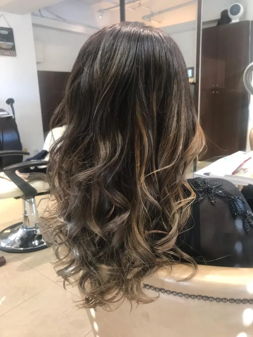 ロング カラー バレイヤージュ グレージュ ハイライトカラー ハイライト レイヤーカット newi saLyu 片岡ふきのヘアスタイル