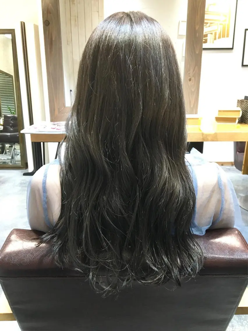 ロング カラー ブリーチ オリーブグレー 鈴木 咲輝のヘアスタイル
